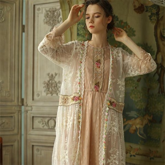 Victoria Rose🌷 (size 8 ) 4 available